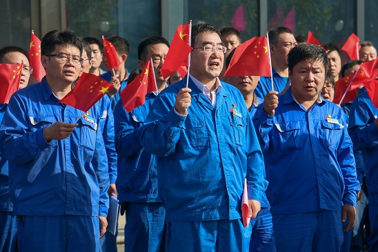 五星紅旗，我愿做你光華中淡淡的一筆——安彩高科舉行 國慶升旗儀式